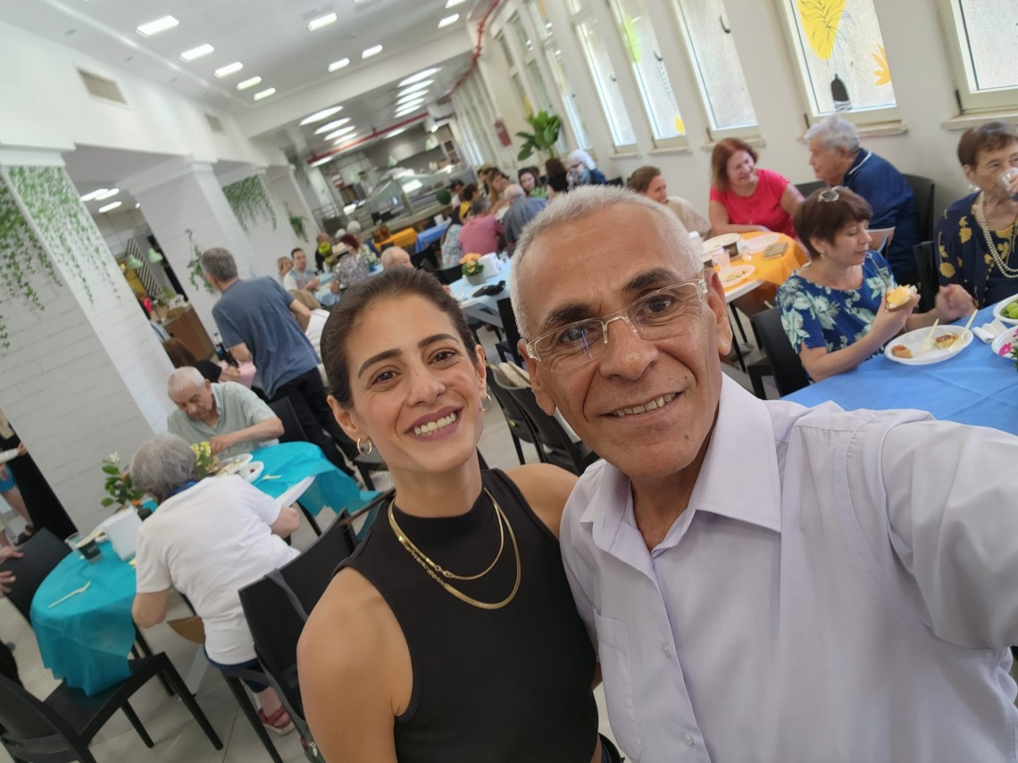 נחום אסד ועו"ד חני כרמל בארוחת החג לניצולי שואה בודדים
