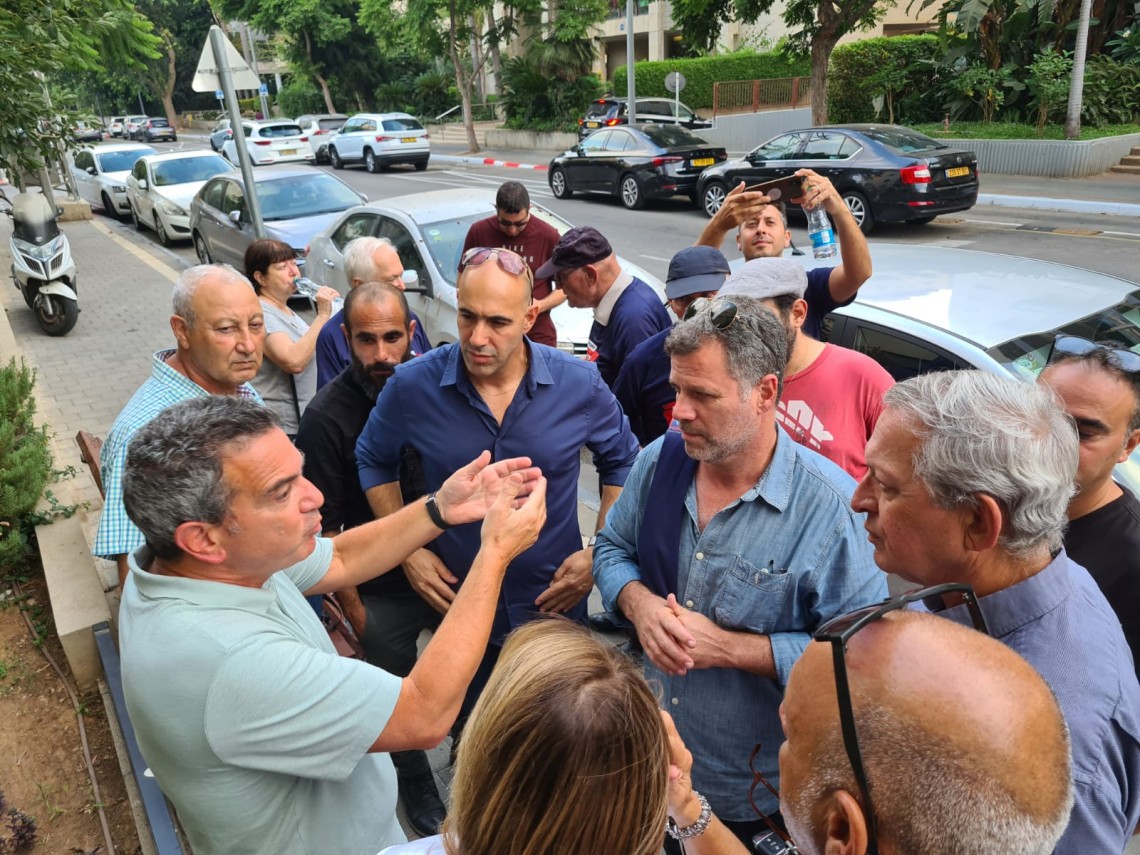 עצרת מחאה נגד יוקר המחיה מול ביתו של רון תומר