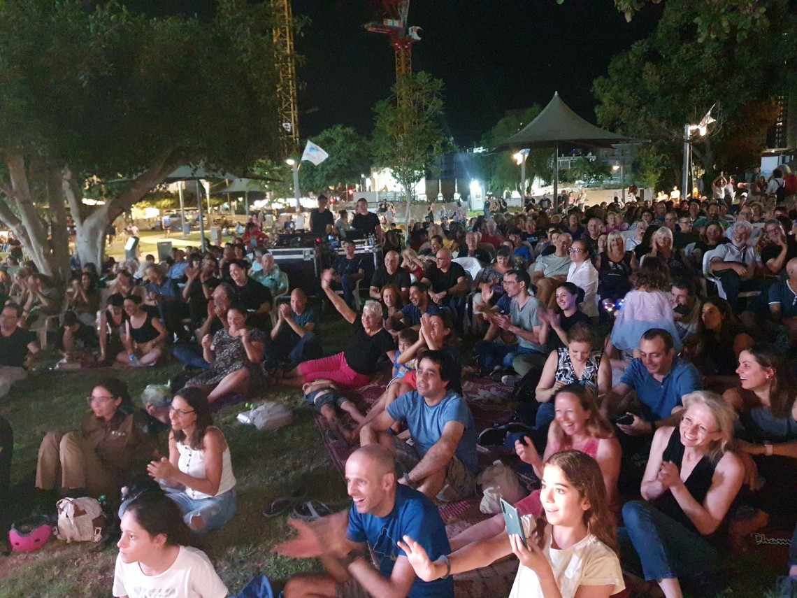 הקהל צופה במופע של דני רובס