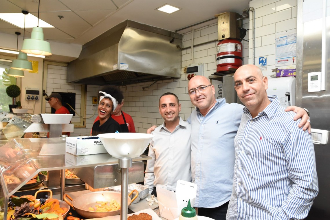 משמאל: מנכ"ל ההסתדרות דודו בצלאל, מנהל מח' תפעול ואחזקה משה סיבוני ומנהל האגף למינהל גילי גריפלר