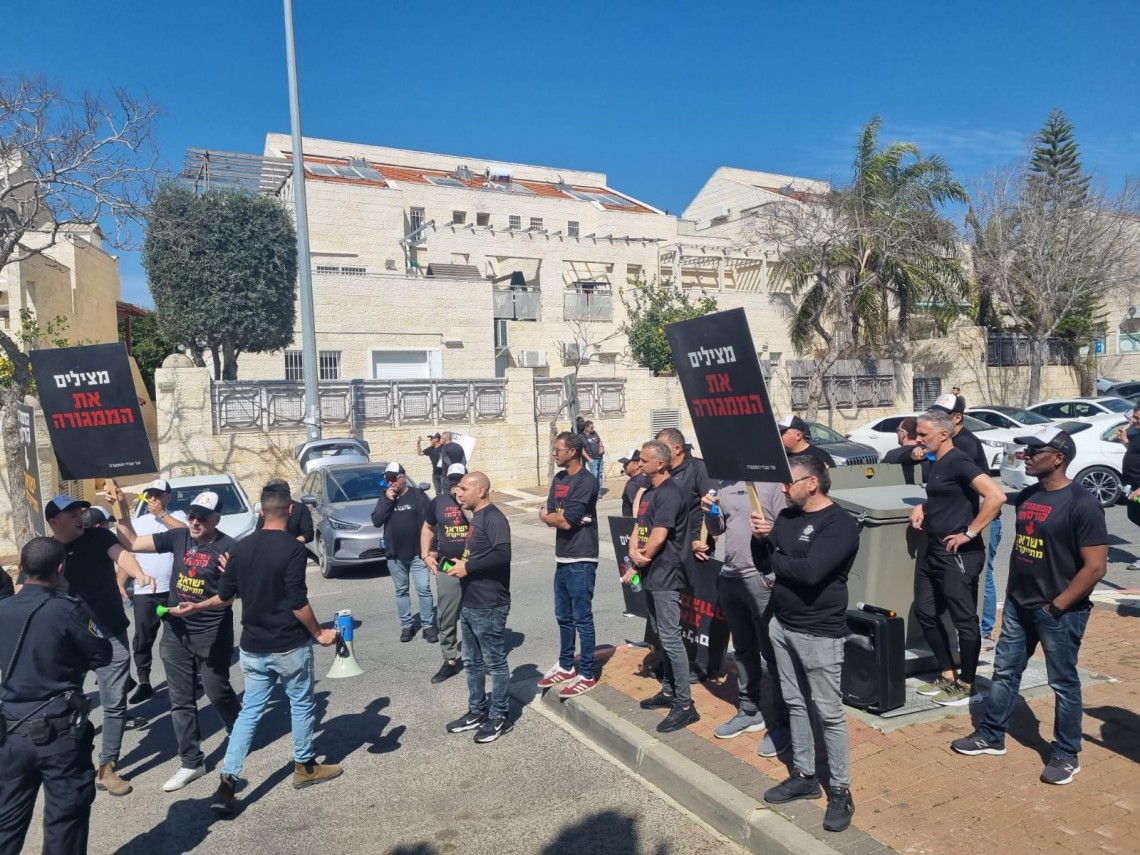 עובדי ממגורות חיפה בזמן ההפגנה