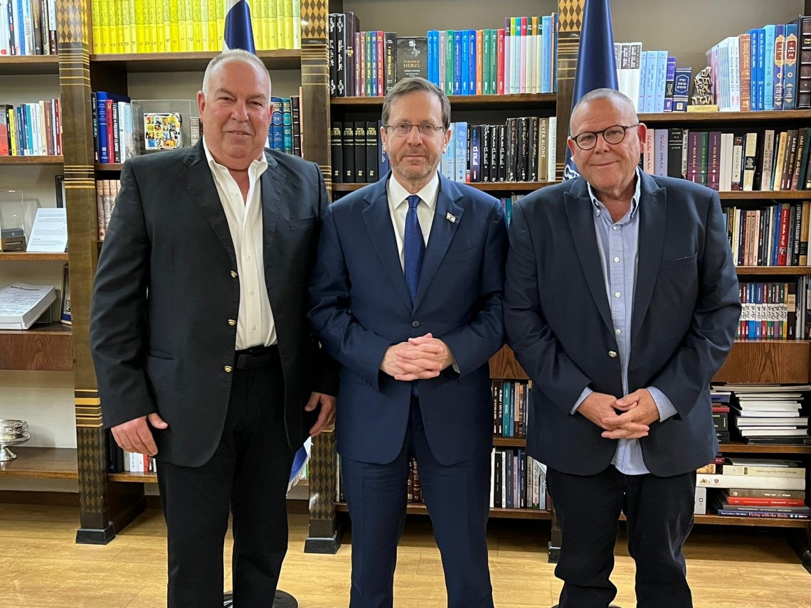 מימין: יו"ר ההסתדרות, נשיא המדינה ויו"ר נשיאות המגזר העסקי