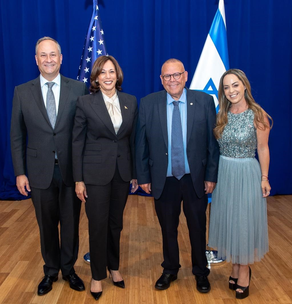 מימין: הילה קניסטר בר-דוד, ארנון בר דוד, קאמלה האריס ודאגלס אמהוף | צילום:שמוליק עלמני, שגרירות ישראל בוושינגטון