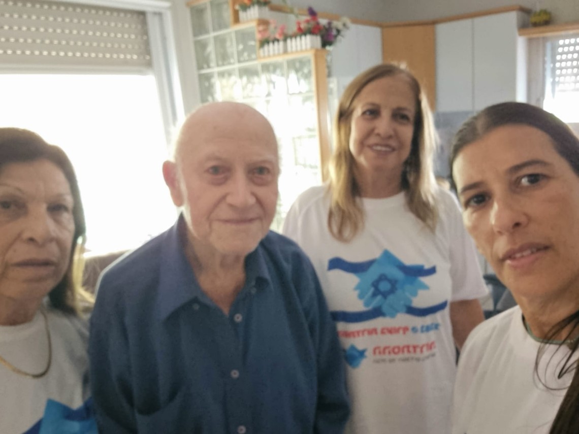 מבקרים ומסייעים לגמלאים