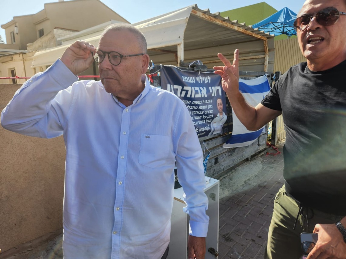 יו"ר ההסתדרות אל מול ביתה של רחל גיבורת העיר