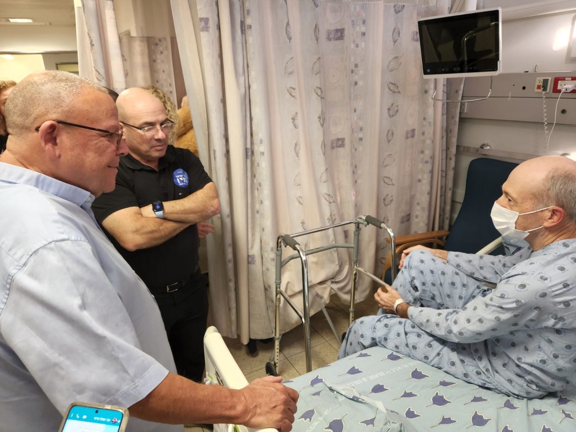 יו"ר ההסתדרות בביקור פצועים באיכילוב