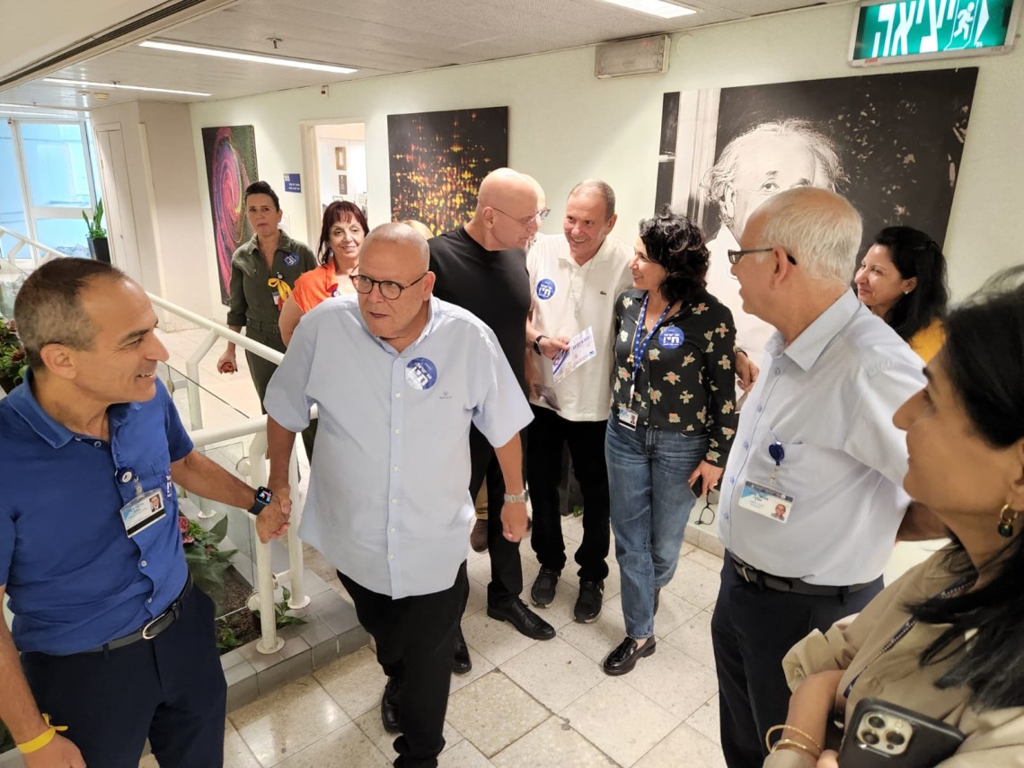 יור ההסתדרות בביקור הצוותים בביה"ח איכילוב