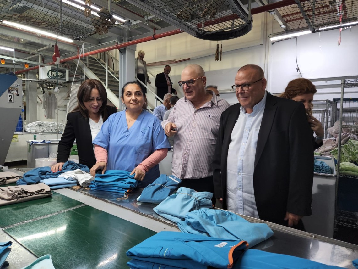 יו"ר ההסתדרות וצוותו בביקור במכבסת "תל בר"