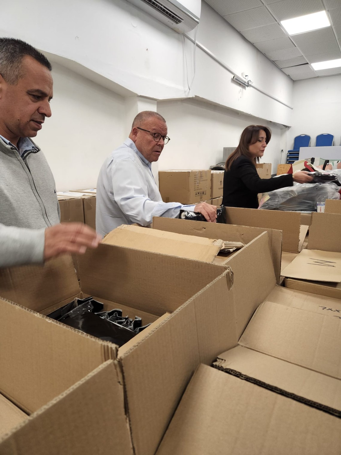 יו"ר ההסתדרות וצוותו בביקור במחסני החירום