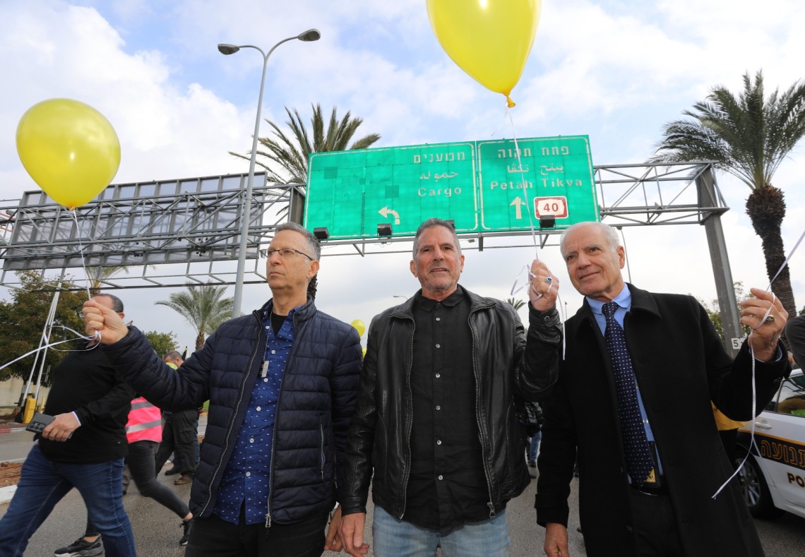 עוצרים ומזדהים