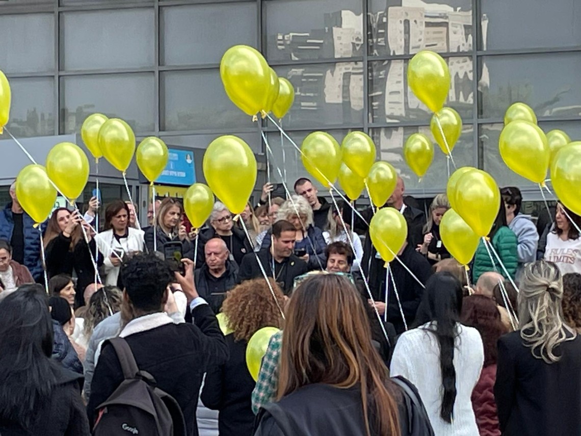 עוצרים ומזדהים