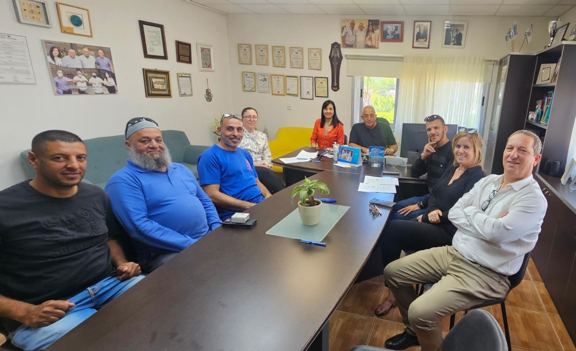 צוות השותפים לחתימת ההסכם