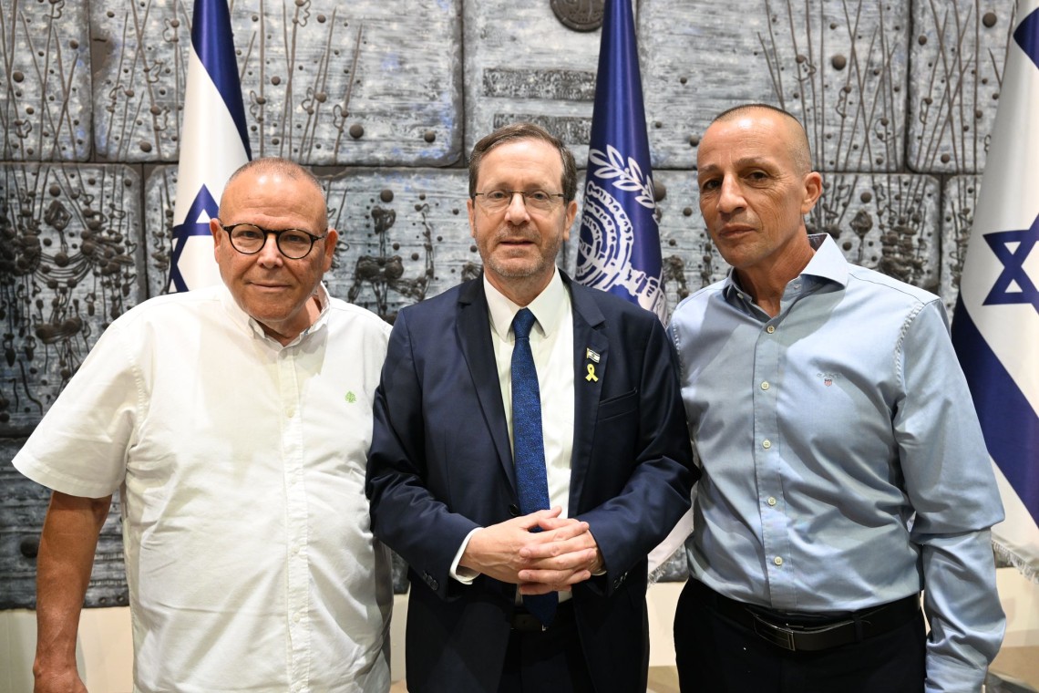 מימין: יו"ר הסתדרות עובדי המדינה, נשיא המדינה, יו"ר ההסתדרות - בבית הנשיא